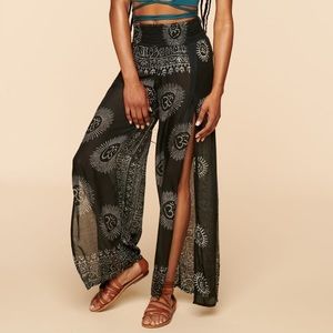 Earthbound flowy pants with slits down the sides✌️